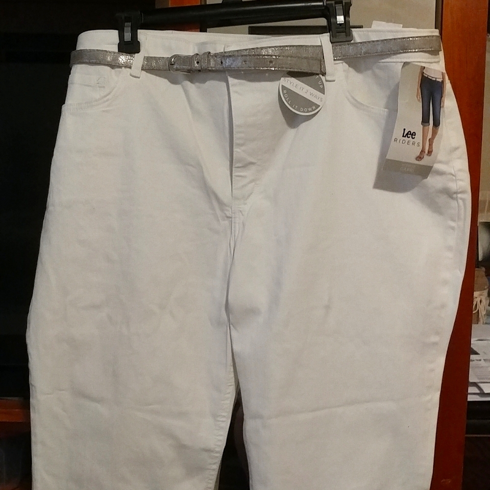 Lee Riders midrise Capri  size 22 Bright White